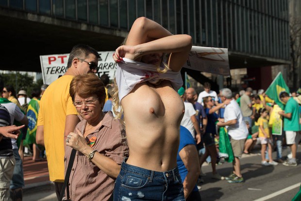 Ju Isen ficou pelada nua durante protesto em São paulo 3