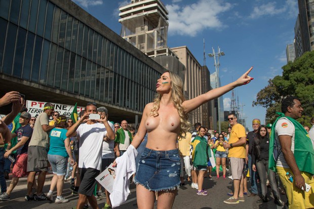 Ju Isen ficou pelada nua durante protesto em São paulo 5