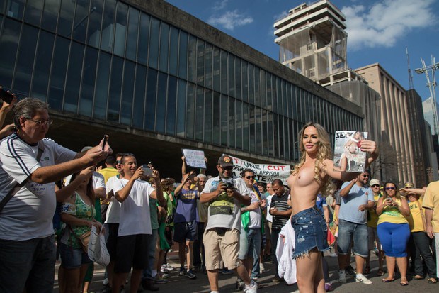 Ju Isen ficou pelada nua durante protesto em São paulo 6