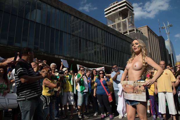 Ju Isen ficou pelada nua durante protesto em São paulo 7