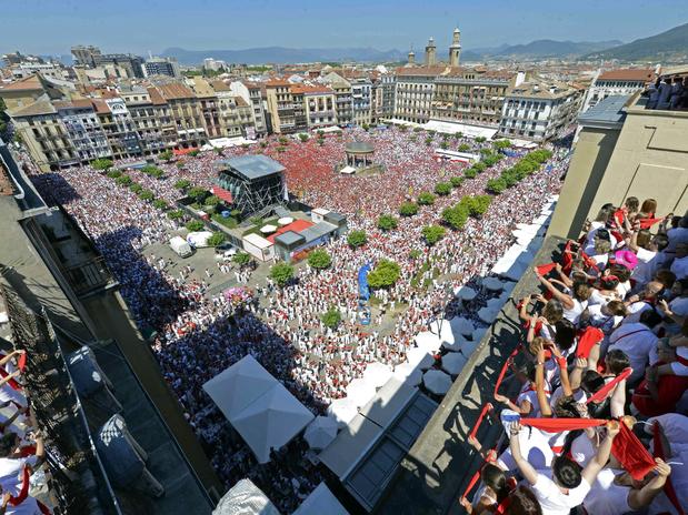 Vinho e seios de fora essa é a Festa de San Fermín, na Espanha 1