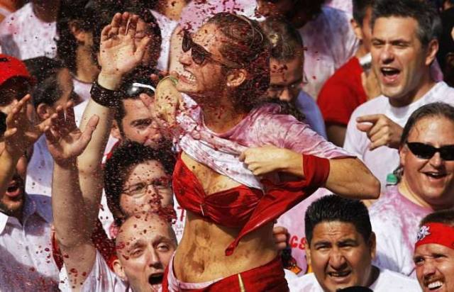 Vinho e seios de fora essa é a Festa de San Fermín, na Espanha 10