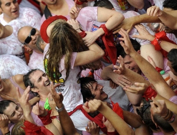 Vinho e seios de fora essa é a Festa de San Fermín, na Espanha 11