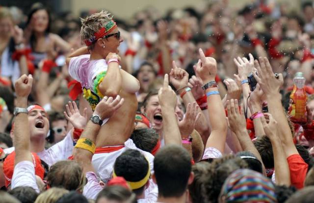 Vinho e seios de fora essa é a Festa de San Fermín, na Espanha 12