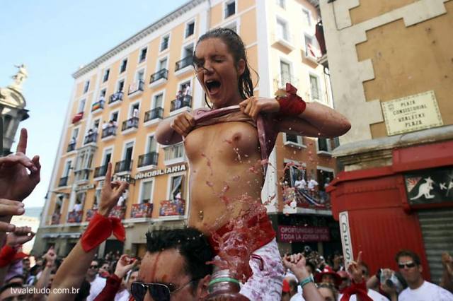 Vinho e seios de fora essa é a Festa de San Fermín, na Espanha 14