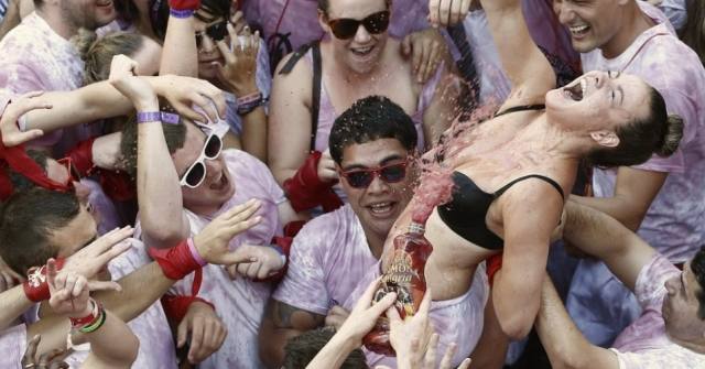 Vinho e seios de fora essa é a Festa de San Fermín, na Espanha 15