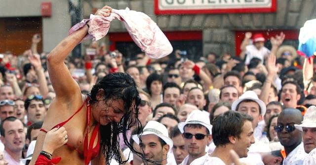 Vinho e seios de fora essa é a Festa de San Fermín, na Espanha 16