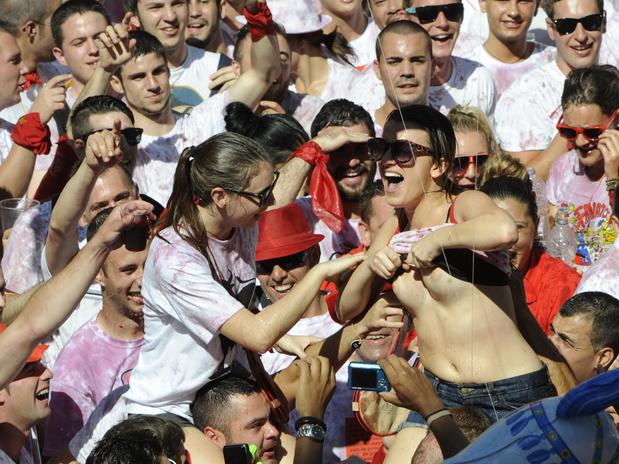 Vinho e seios de fora essa é a Festa de San Fermín, na Espanha 2