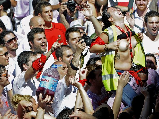 Vinho e seios de fora essa é a Festa de San Fermín, na Espanha 3