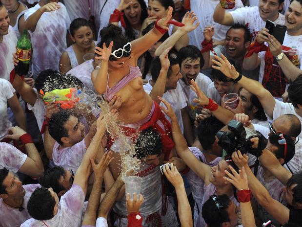 Vinho e seios de fora essa é a Festa de San Fermín, na Espanha 4