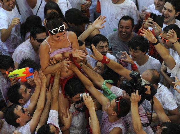 Vinho e seios de fora essa é a Festa de San Fermín, na Espanha 5