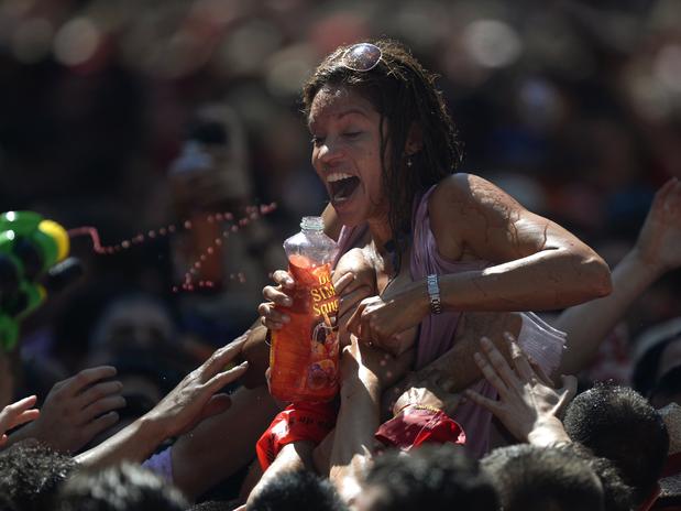 Vinho e seios de fora essa é a Festa de San Fermín, na Espanha 6