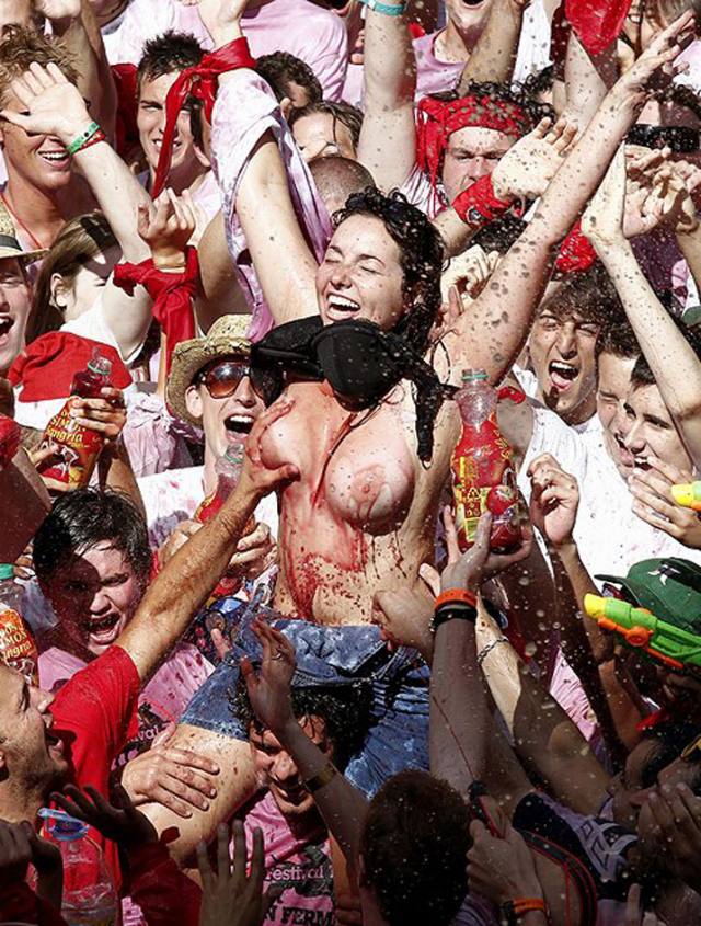 Vinho e seios de fora essa é a Festa de San Fermín, na Espanha 8