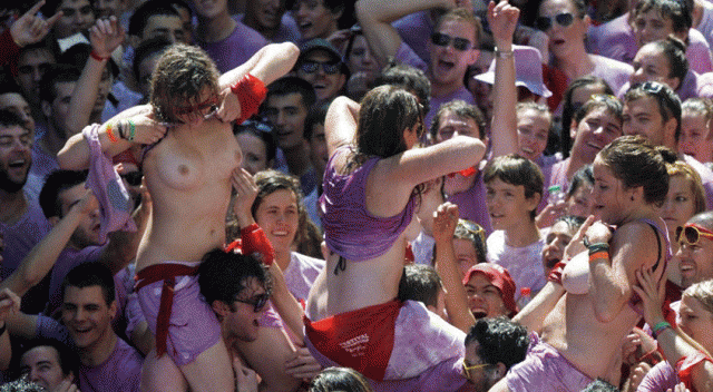 Vinho e seios de fora essa é a Festa de San Fermín, na Espanha 9