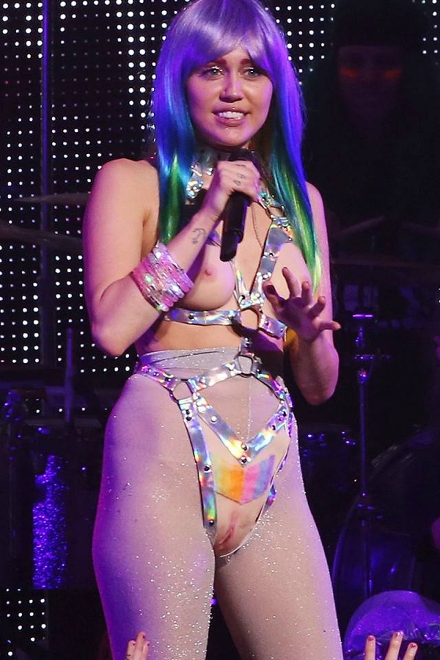 Miley Cirus faz show com seios e buceta de fora