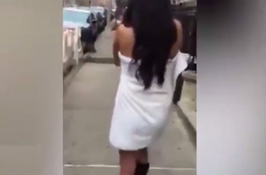 [VIDEO] Marido obriga esposa a andar nua pelas ruas e causa polemica