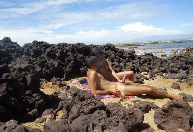 Magrinha e gostosa pelada na praia nas ferias 12