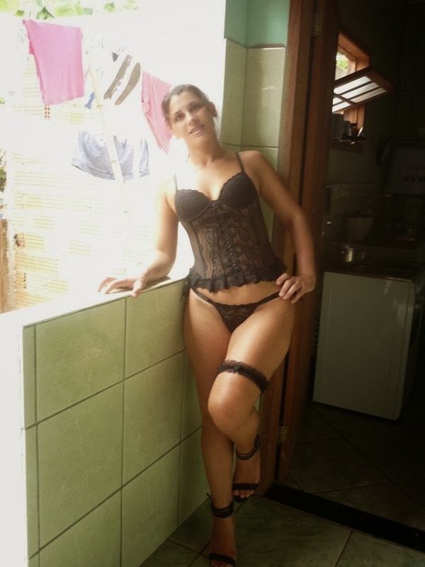 Feia mais muito gostosona de lingerie preta caiu na net 4