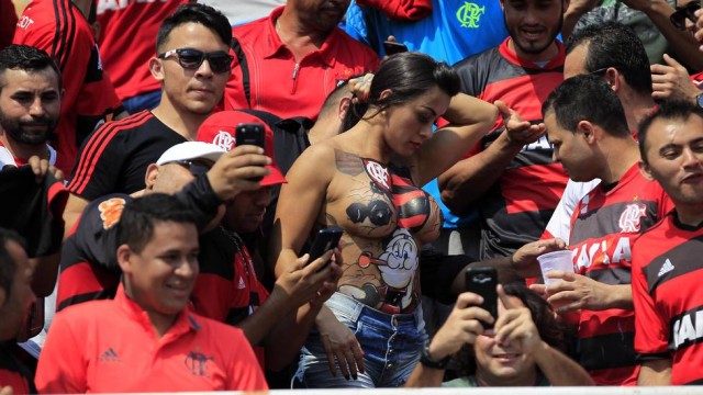 fotos-da-torcedora-do-flamengo-que-foi-pelada-para-o-estadio-3