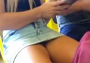 Safada flagrada sem calcinha no bar | Não Conto