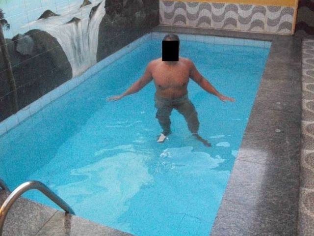 Levou a morenaça gostosona no motel com piscina