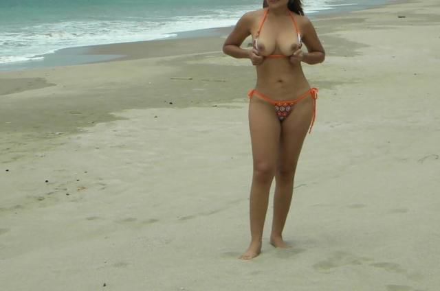 Tirando fotos da esposa gostosa pelada na praia