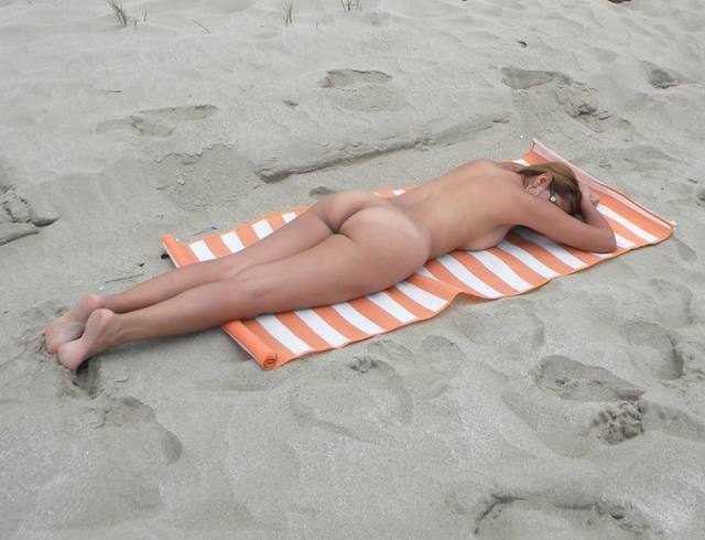 Tirando fotos da esposa gostosa pelada na praia