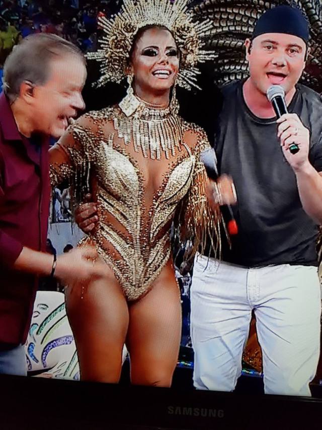 Viviane Araújo deixa escapar buceta vazou no Carnaval 