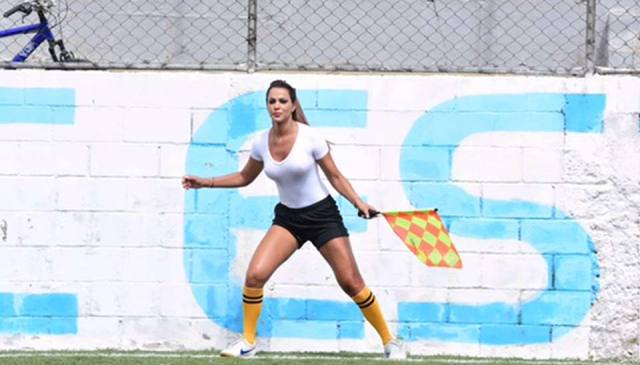 Bandeirinha Denise Bueno sem sutiã e com camiseta branca rouba a cena em jogo