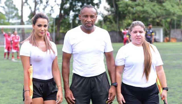 Bandeirinha Denise Bueno sem sutiã e com camiseta branca rouba a cena em jogo