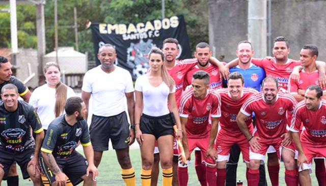 Bandeirinha Denise Bueno sem sutiã e com camiseta branca rouba a cena em jogo