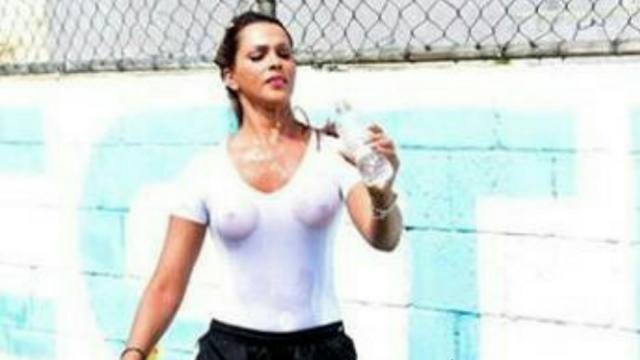 Bandeirinha Denise Bueno sem sutiã e com camiseta branca rouba a cena em jogo