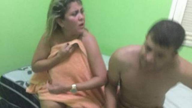 Vereadora de Ipueiras é pega no flagra com marido de amiga na cama e apanha Video 1