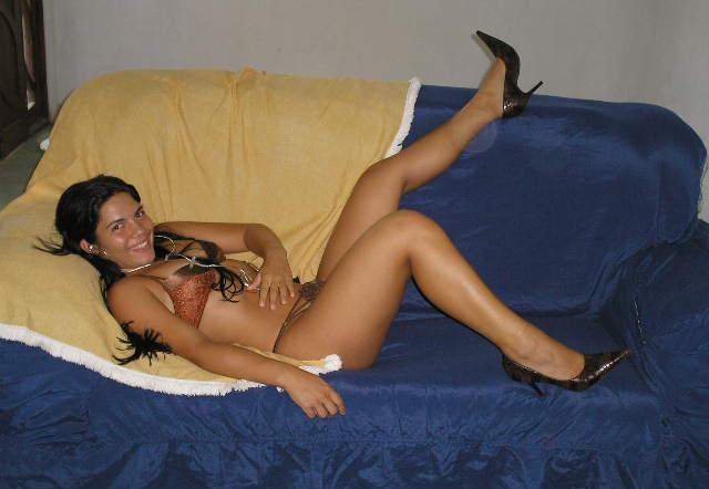 Morena amadora se exibindo pelada em casa 17