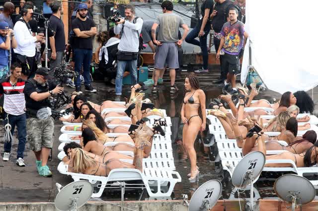 Fotos da Anitta pelada em gravação no seu novo clip na favela no morro do Vidigal 17