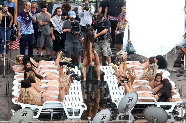 Fotos da Anitta pelada em gravação no seu novo clip na favela no morro do Vidigal 23