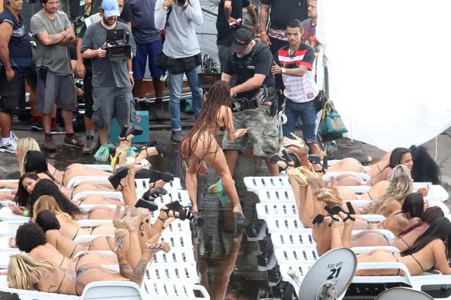 Fotos da Anitta pelada em gravação no seu novo clip na favela no morro do Vidigal 27