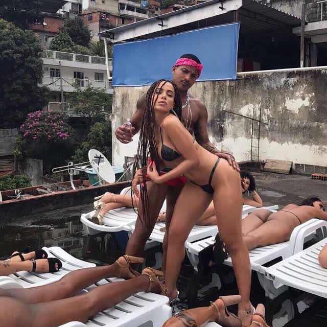 Fotos da Anitta pelada em gravação no seu novo clip na favela no morro do Vidigal 32