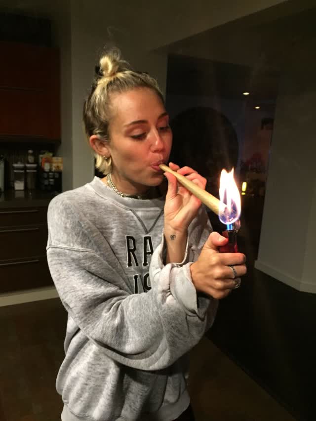 Miley Cyrus tem fotos intimas pelada vazadas por hacker confira 8