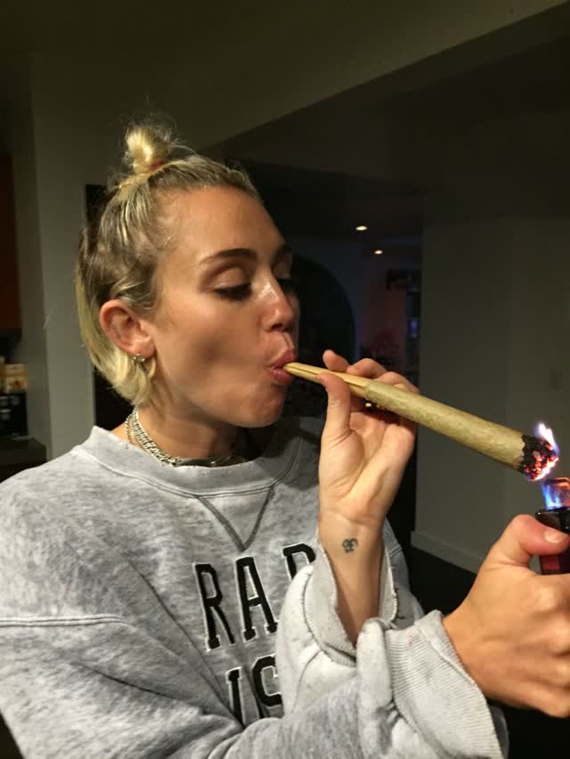 Miley Cyrus tem fotos intimas pelada vazadas por hacker confira 9