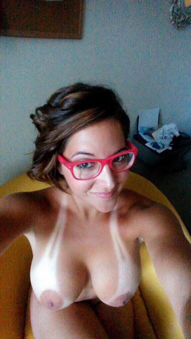 Linda peituda de óculos tirou selfies pelada 2