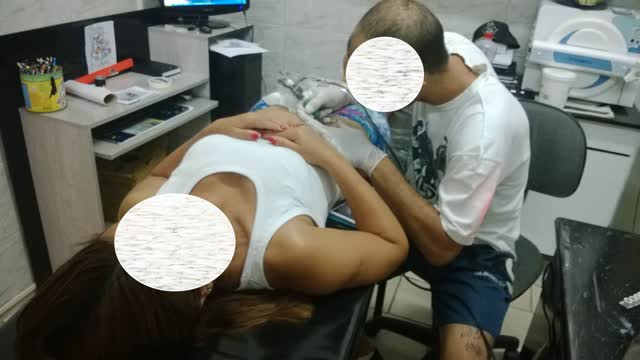 Esposa fez tatuagem perto da buceta, chegou em casa e foi estrear transando 1