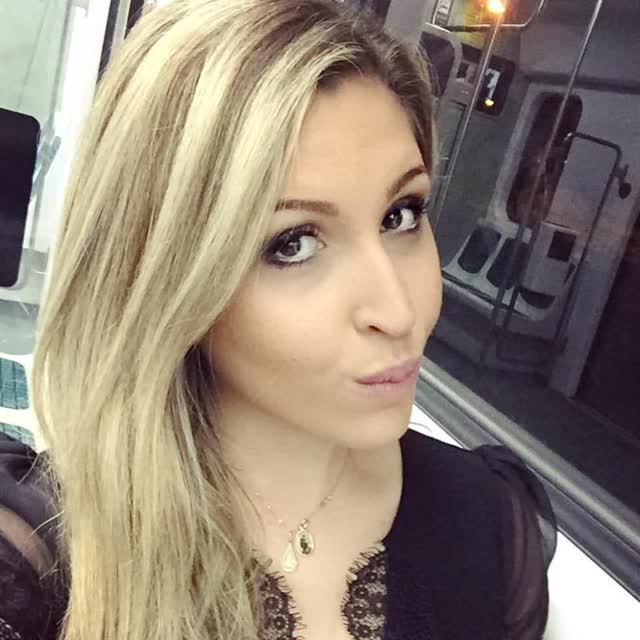 Loirinha linda delicia peladinha em fotos vazadas na net 1