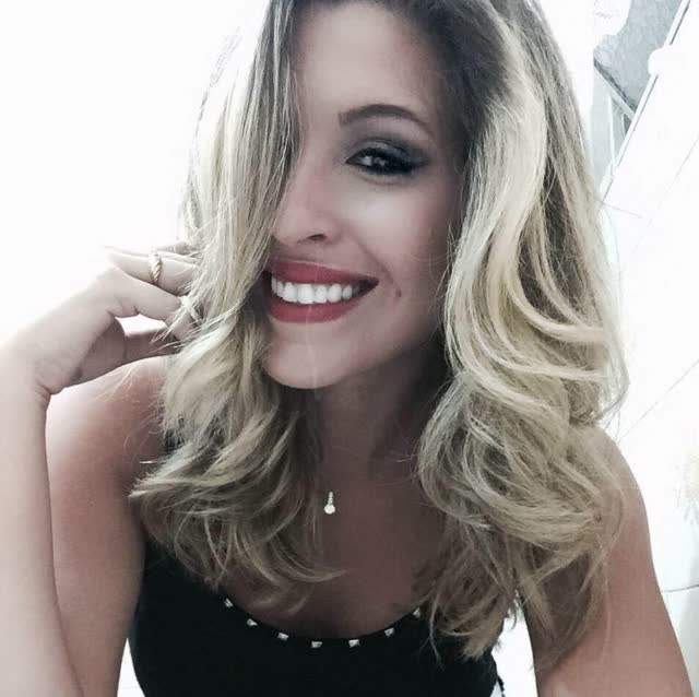 Loirinha linda delicia peladinha em fotos vazadas na net 2