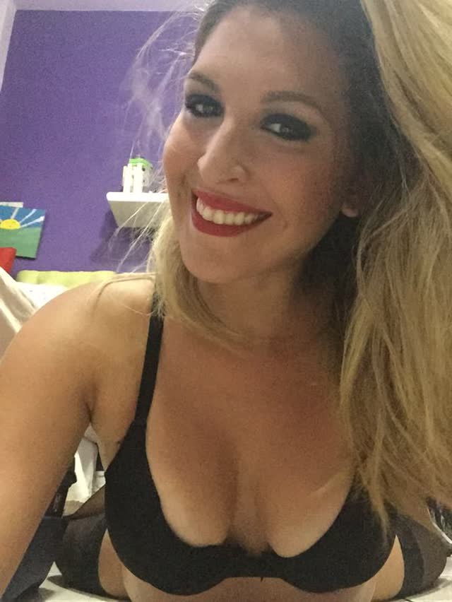 Loirinha linda delicia peladinha em fotos vazadas na net 3