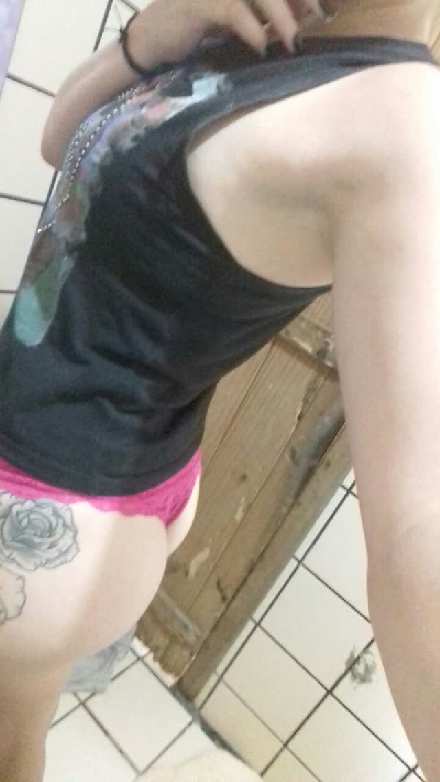 Casada anônima, magrinha tatuada deliciosa