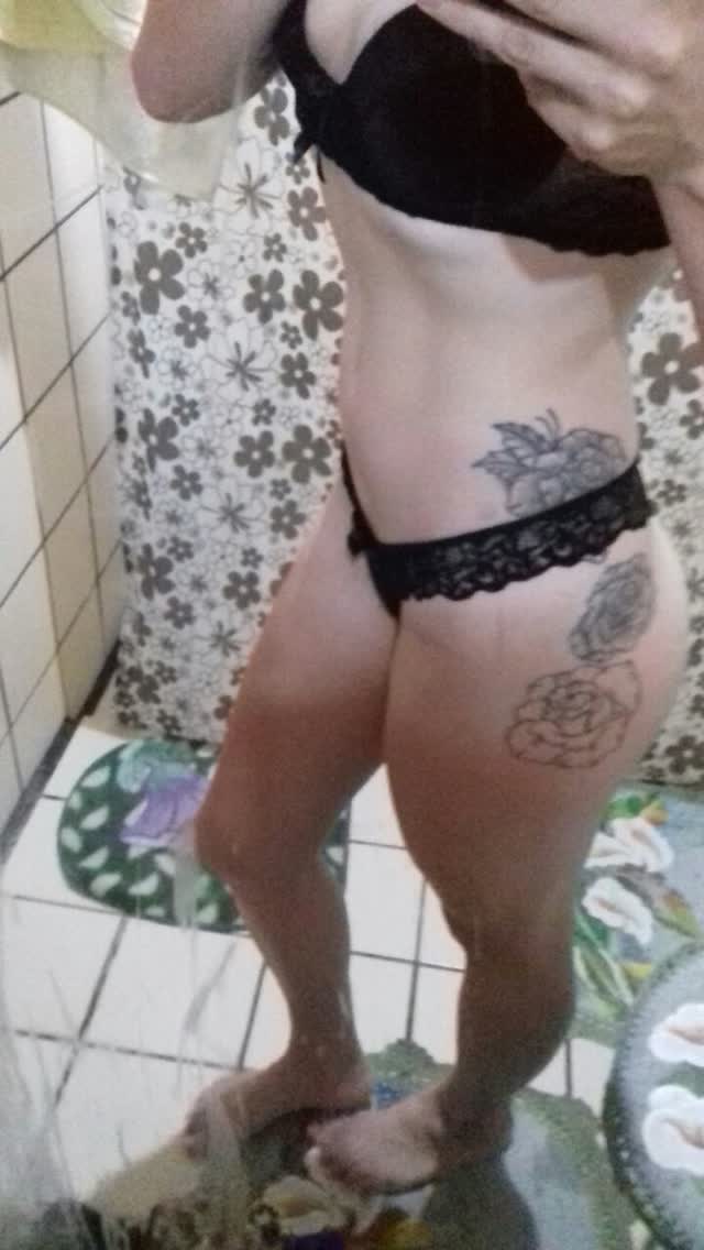 Casada anônima, magrinha tatuada deliciosa