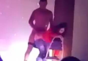 Mulher casada acaba transando com stripper no palco e vídeo ...