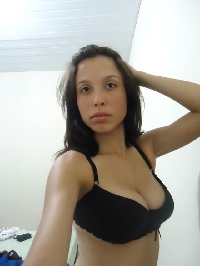 Magrinha sexy linda e gostosa mandando nudes 20