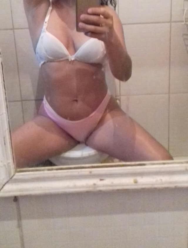 Dany novinha deliciosa no banheiro 1